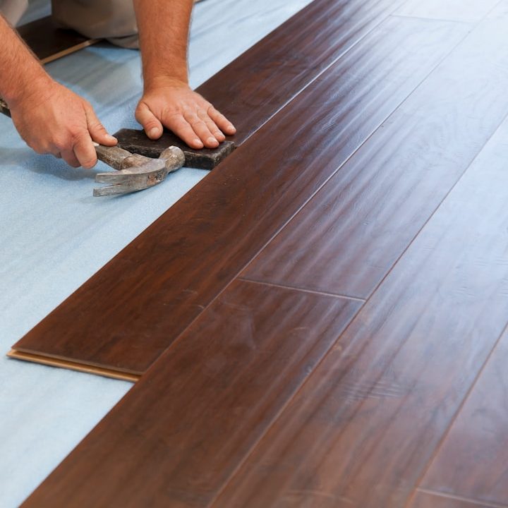 Umbau für Privatkunden im Badezimmer mit Fliesen