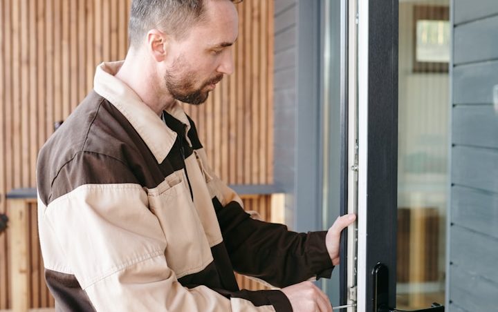 Hausmeisterdienst öffnet Haustüren