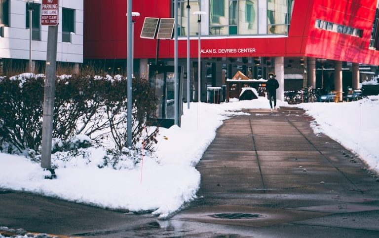 Perfekt gestreute Gehwege im Winter