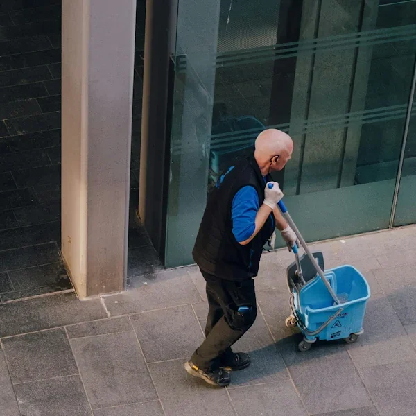 Hausmeister bereitet die Außenanlage vor Öffnung vor
