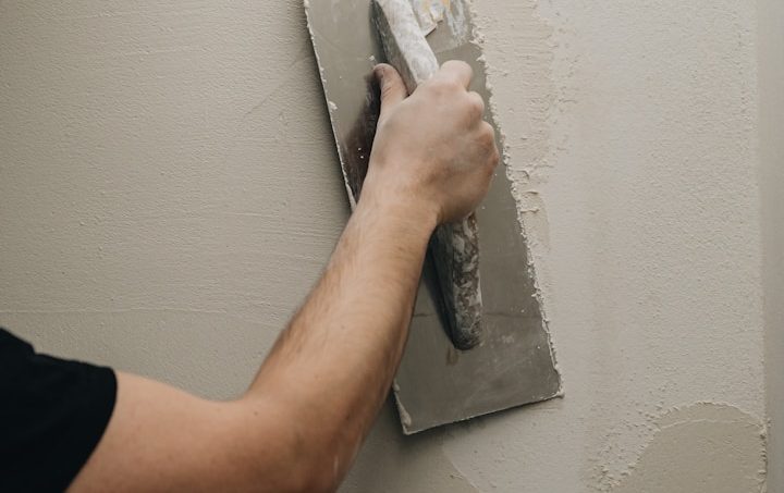 Wand wird bei Auszug neu verspachtelt