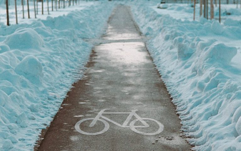 Sauberer Fahrradweg von Schnee befreit