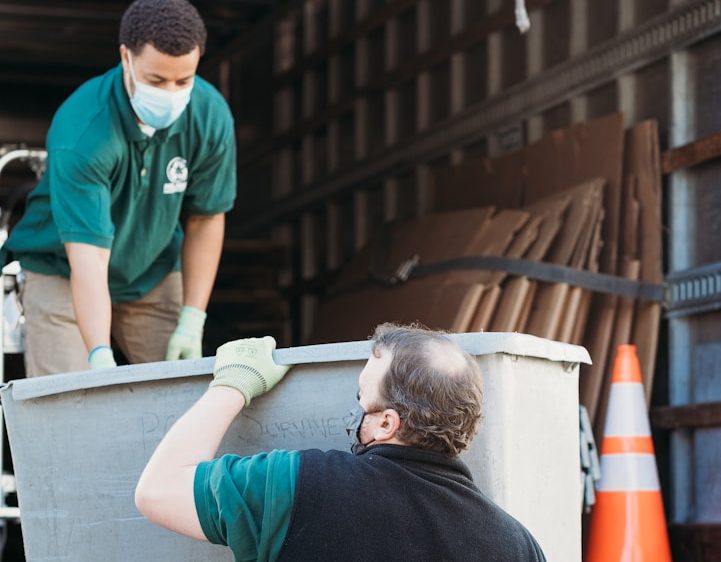 Mülltonnen hinausstellen vor Abholung in Müllheim