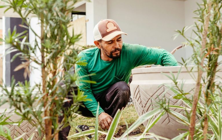 Unkrautentfernung im Blumenbeet