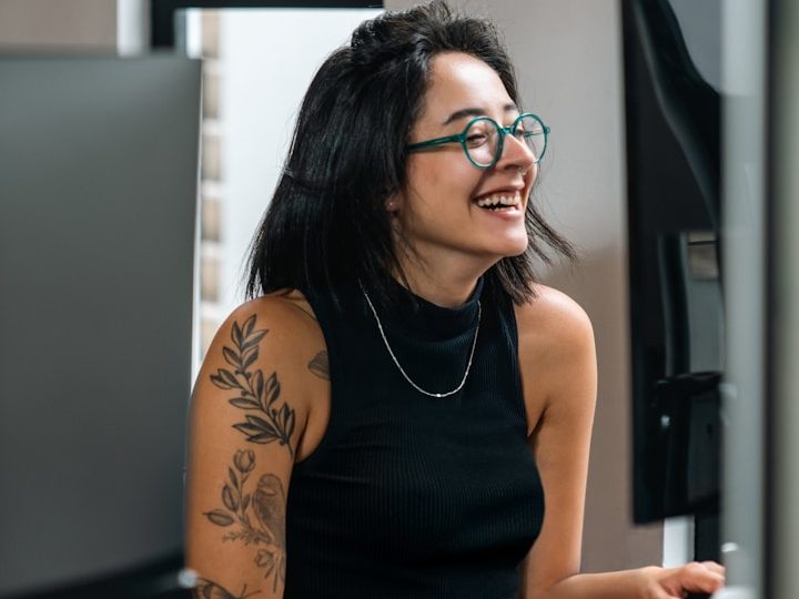 Zufriedene Angestellte einer Hausverwaltung