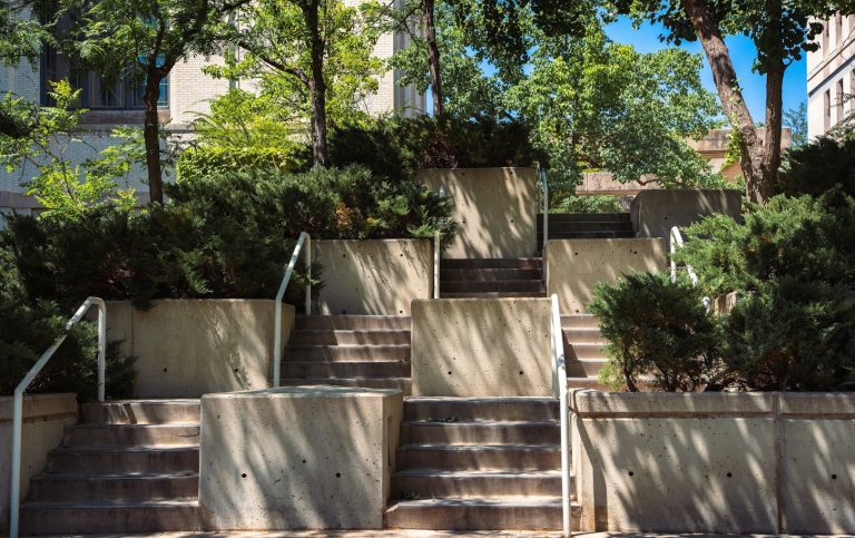 Saubere Außenanlage am Aufgang zu einem Wohnareal in Bad Säckingen