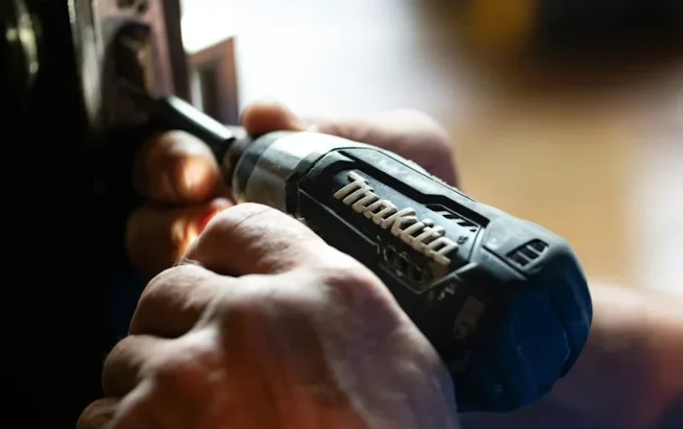 Reparatur eines Türschlosses durch Hausmeister Hoti