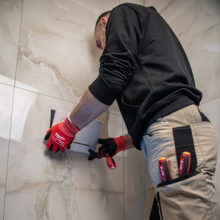 Hausmeister bereitet die Außenanlage vor Öffnung vor